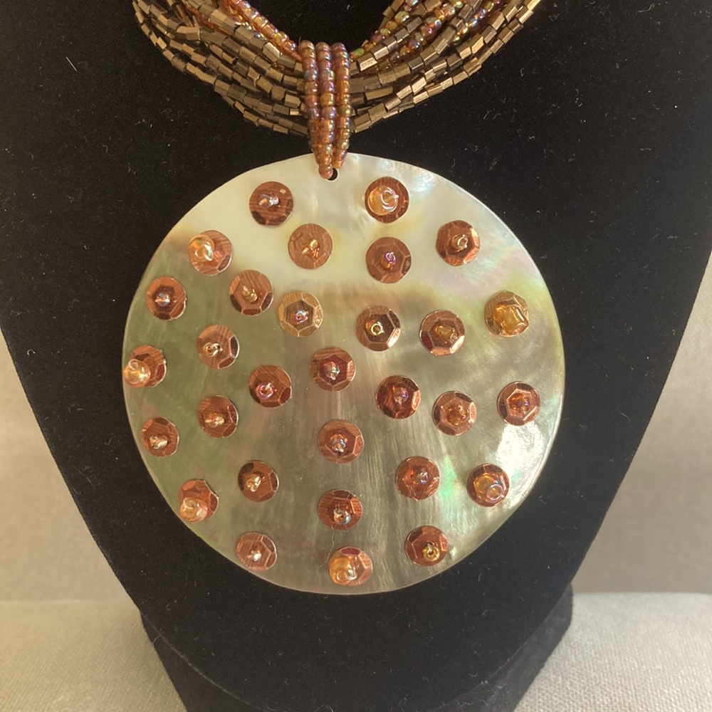 Beautiful Shell Necklace - Picture 2 of 4